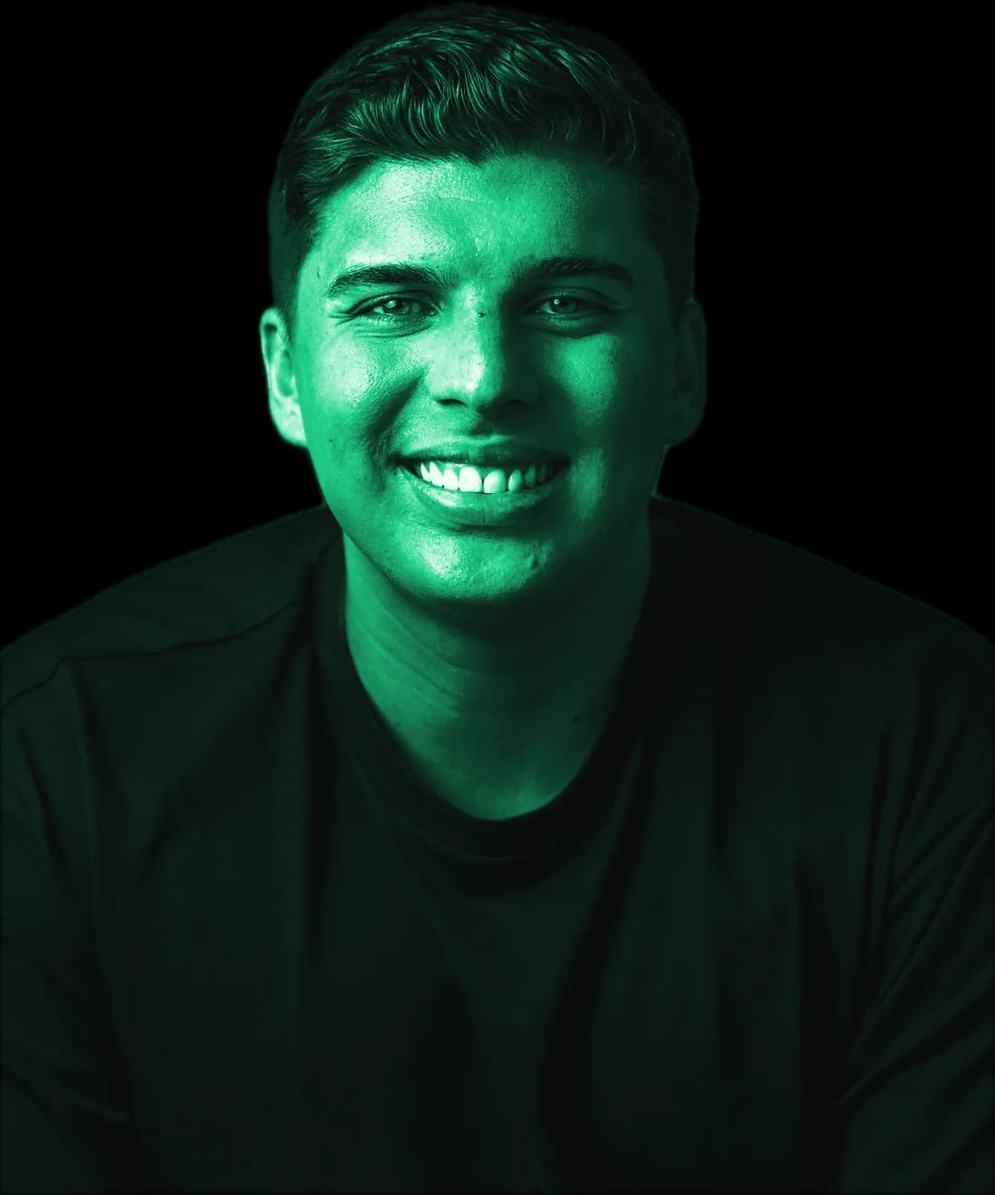 Lucas Pereira sorrindo, de camiseta preta