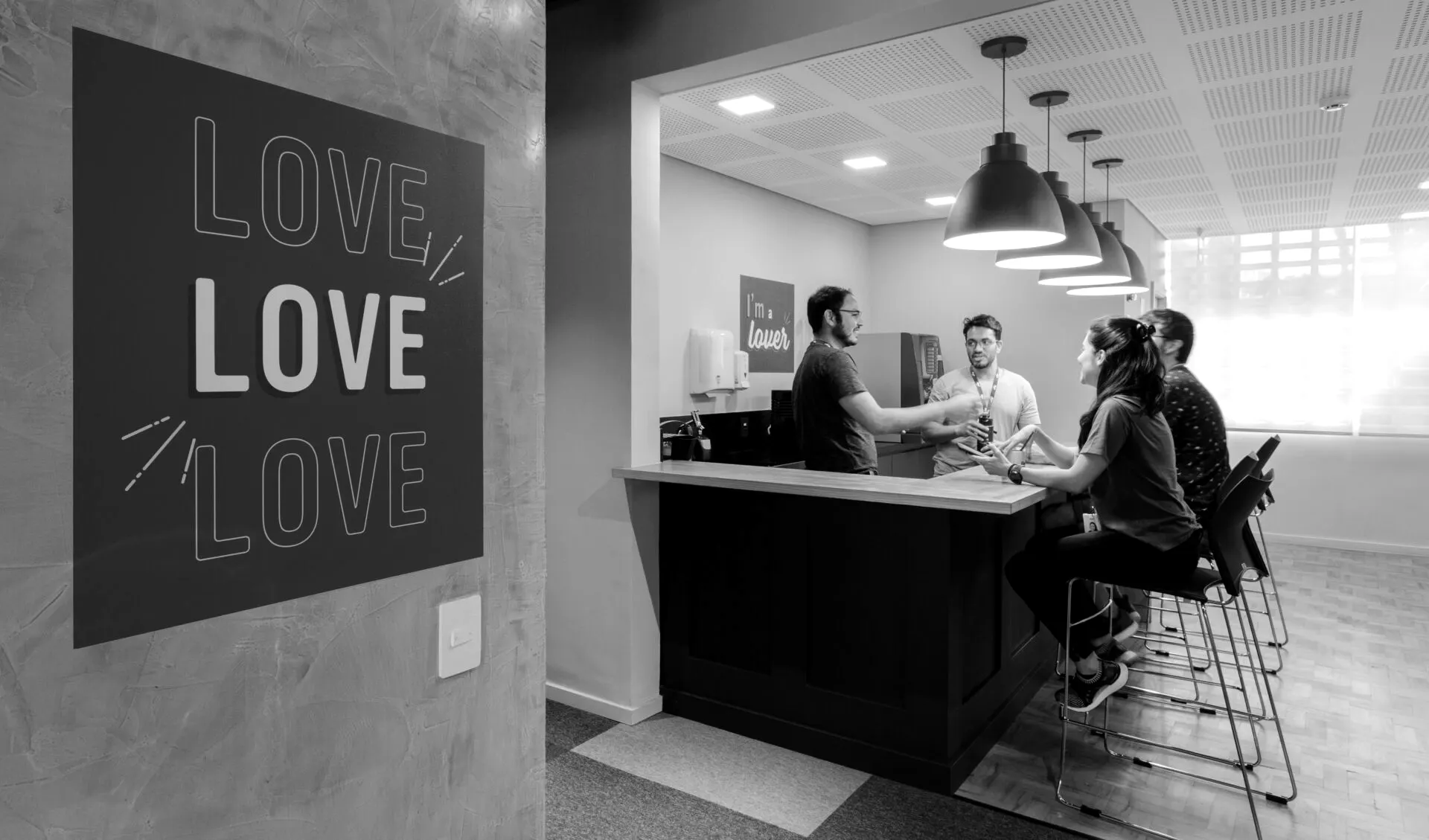 Balcão de café na sede do iFood, com placa escrito Love