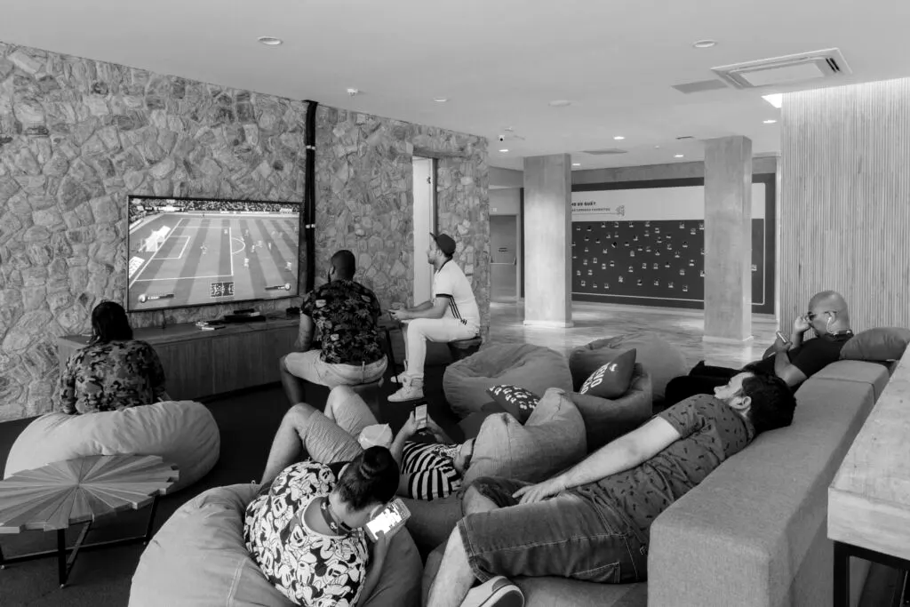 Sala de descanso com pufes e TV
